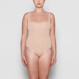 CT1370a SKIMS ESSENTIALS SCOOP NECK BODYSUIT SANDSTONE L/XL